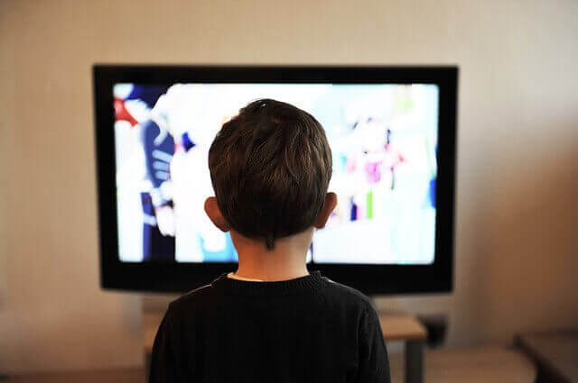 ילד צופה בטלויזיה